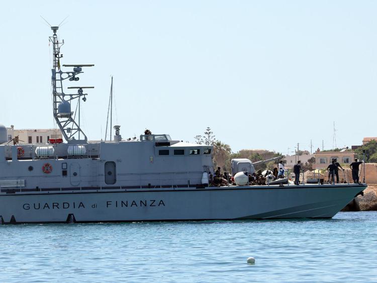 Migranti a Lampedusa (Fotogramma)