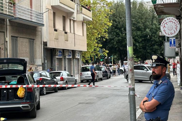 Carabinieri sul luogo dell'omicidio della tabaccaia a Foggia - Fotogramma