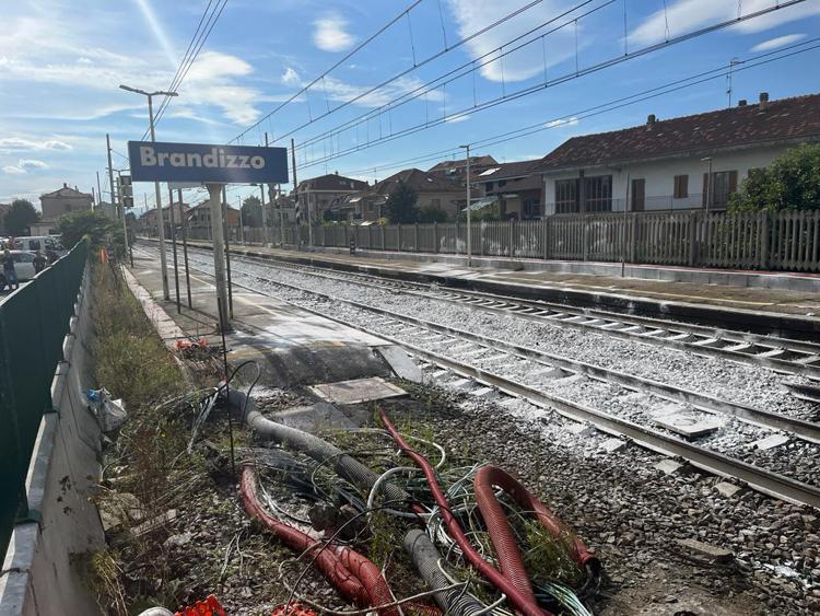 La stazione di Brandizzo dopo l'incidente ferroviario costato la vita a 5 operai - Adnkronos