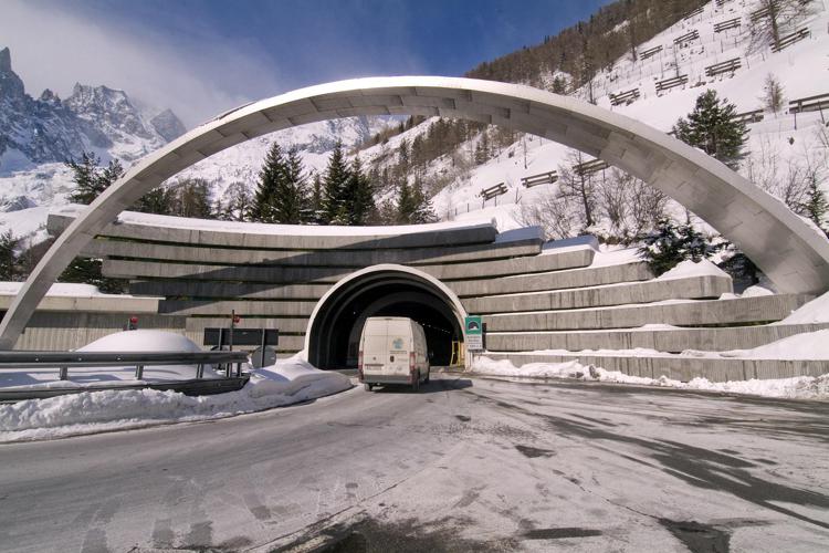 Il traforo del Monte Bianco (Fotogramma)