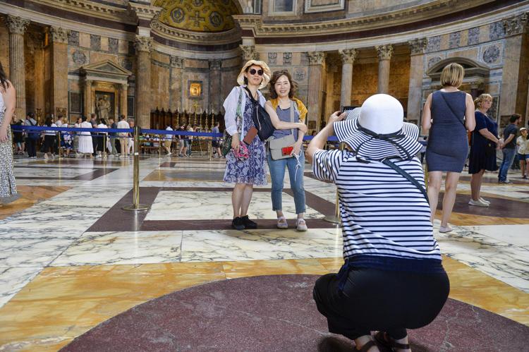 Turisti al Pantheon (Fotogramma)