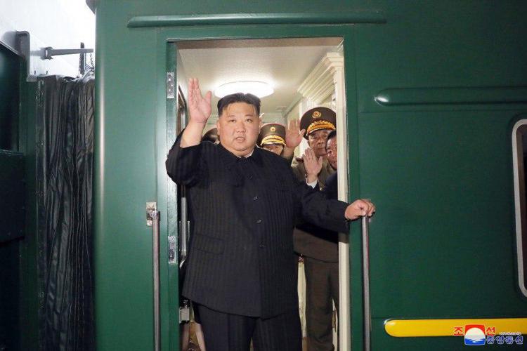 Kim a bordo del suo super-treno nella foto diffusa da Pyongyang