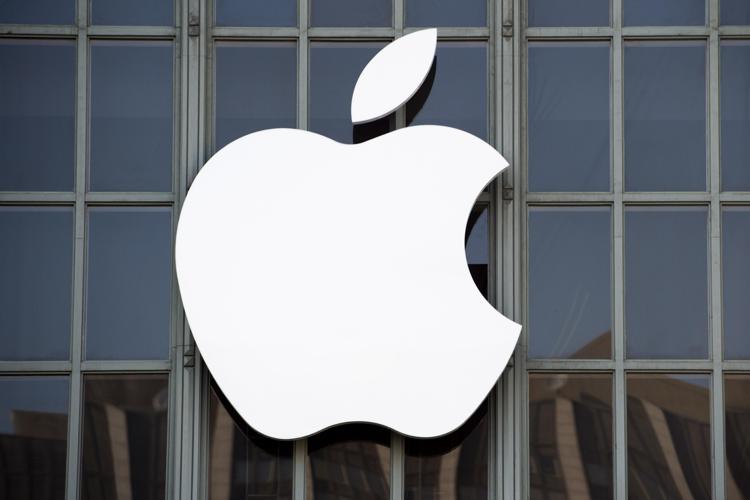 La sede di Apple con l'iconico logo - Afp