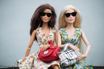 Barbie Botox, medici estetici: “Follia social, ritocco del collo assurdo”