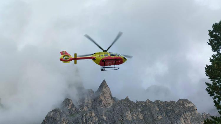 Elicottero del soccorso alpino - (Adnkronos)