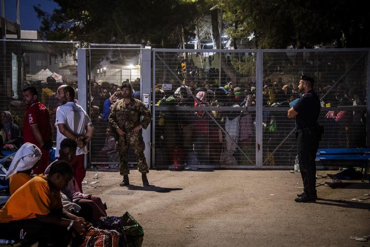 Migranti nell'hotspot di Lampedusa - Afp