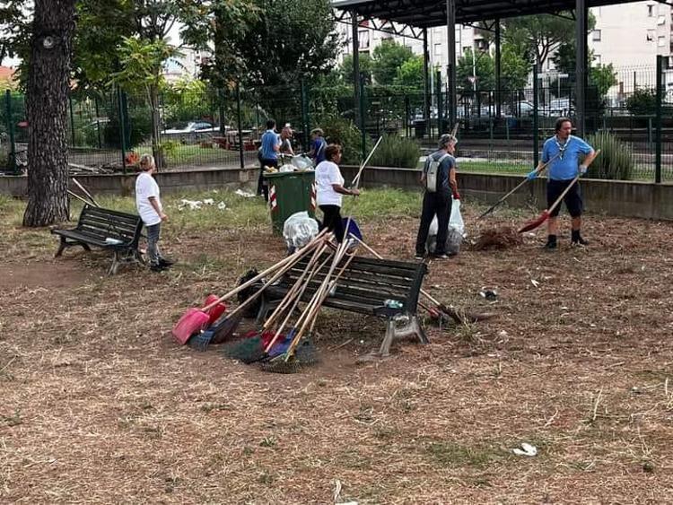 Agguato a Tor Bella Monaca, il quartiere non molla: in strada volontari decoro e residenti