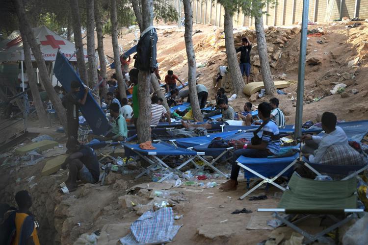 Migranti nell'hotspot di Lampedusa - Afp
