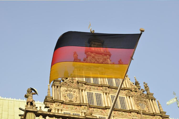 Bandiera tedesca che sventola - Canva