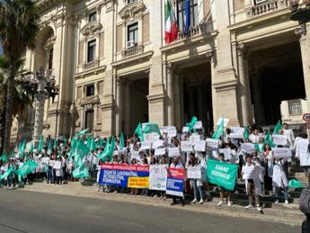 Medici specializzandi protestano a Roma: “Mai più schiavi”