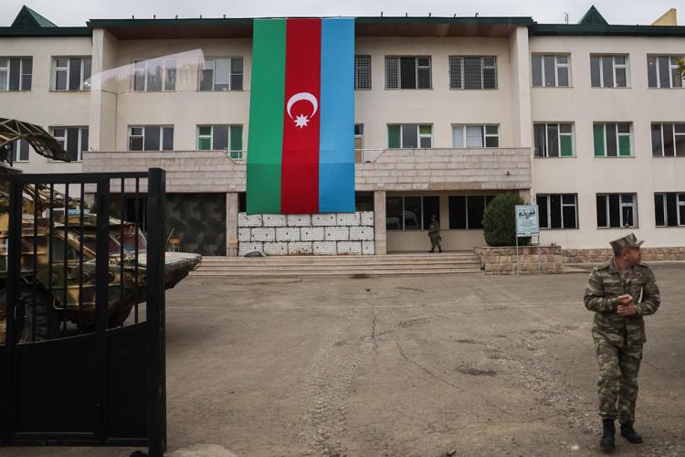 Bandiera armena su un edificio del Nagorno Karabakh - Afp