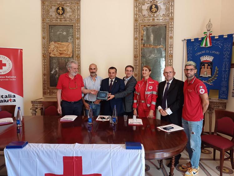 Eolie, 12 defibrillatori consegnati alla Croce Rossa Sicilia