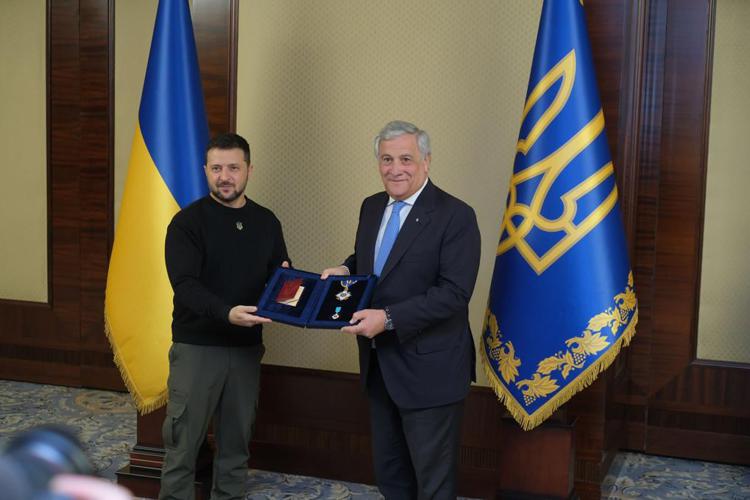 Volodymyr Zelensky consegna ad   Antonio Tajani l'onorificenza dell’Ordine di Jaroslav il Saggio
<br>
