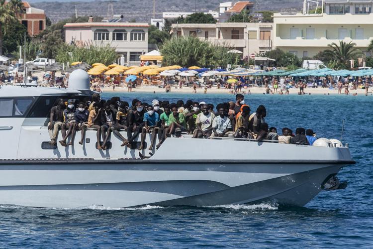 Migranti su motovedetta a Lampedusa - Afp