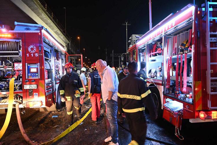 Soccorsi sul luogo dove è precipitato il pullman - Afp