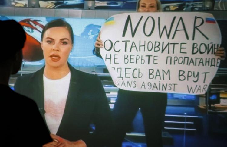 Marina Ovsyannikova protesta contro la guerra in Ucraina - (Fotogramma)