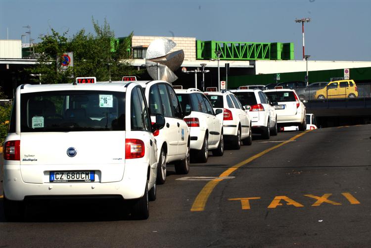 Fila di taxi - (Fotogramma)