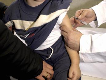 Vaccini, in calo dott. Google, 90% genitori si fida del pediatra