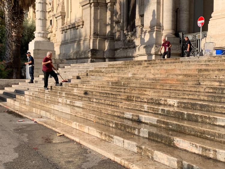 Roma, ministero dell'Istruzione: pulizia delle scale dopo l'imbrattamento 