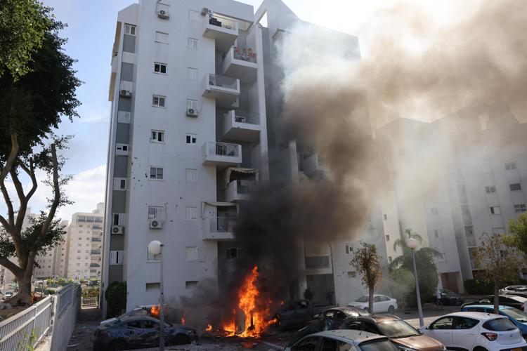 Palazzo a fuoco dopo attacco Hamas (Afp)