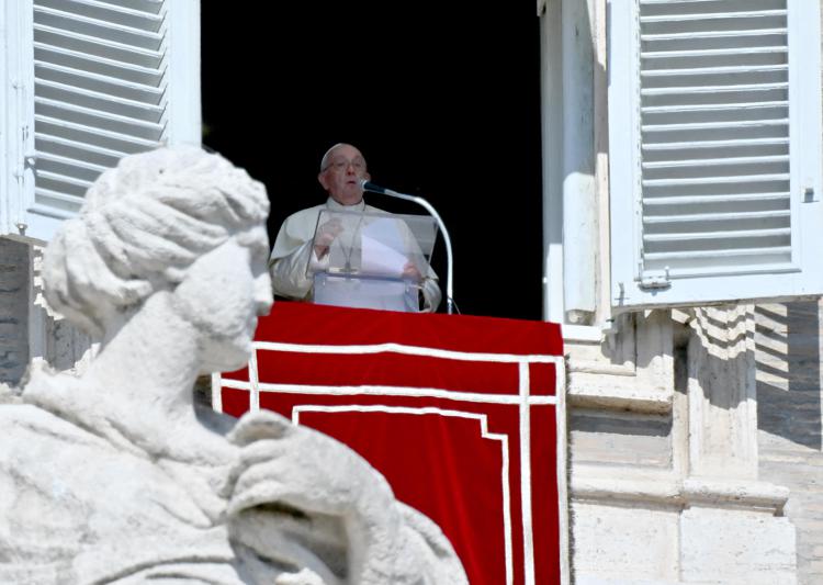 Papa Francesco oggi all'Angelus (Afp)