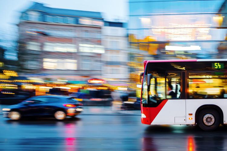 Autobus nel traffico - ()