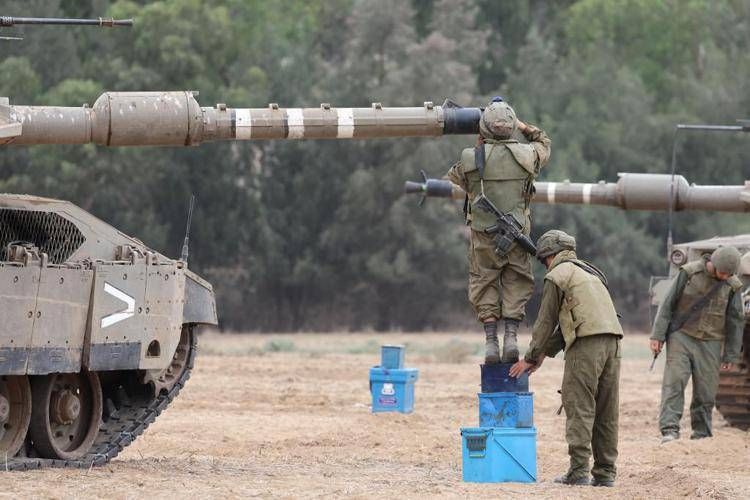 Soldati israeliani preparano i tank