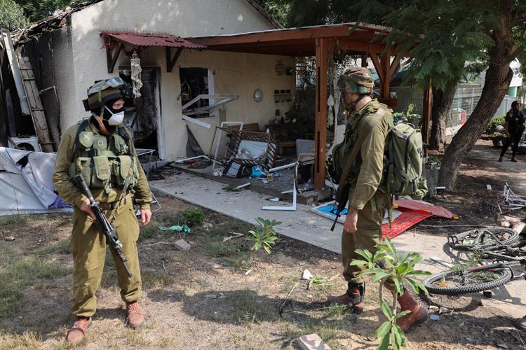 Soldati israeliani in uno dei kibbutz attaccati