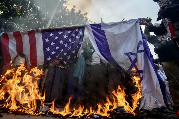 Bandiere Usa e Israele in fiamme