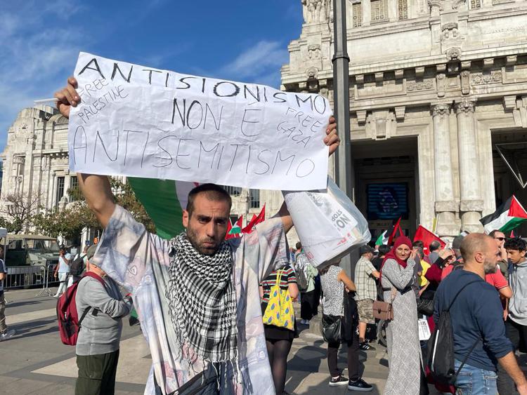 Manifestante con cartello - Adnkronos