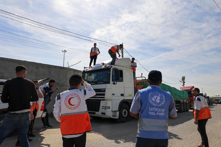 Aiuti umanitari per Gaza al valico di Rafah  - (Afp)