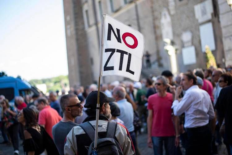 Manifestanti No Ztl fascia verde  (Fotogramma)