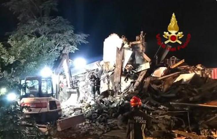 Esplosione a Ferrara, 2 morti nel crollo di una palazzina