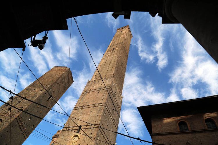 La Torre degli Asinelli  e la Torre Garisenda a Bologna - (Fotogramma)