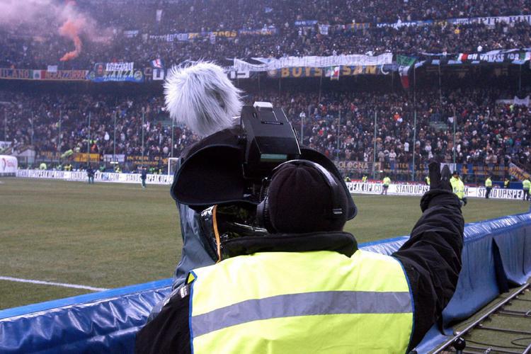 Operatore durante una partita di calcio - Fotogramma