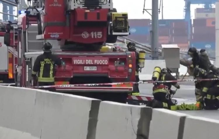 Incendio terminal traghetti, foto Vigili del Fuoco 