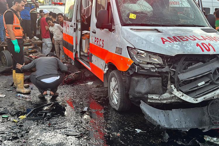 Ambulanza colpita dall'attacco israeleiano - Afp