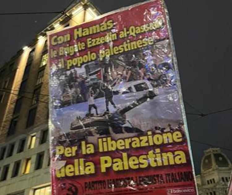 Cartello pro Hamas, manifestazione Milano (Foto Adnkronos)