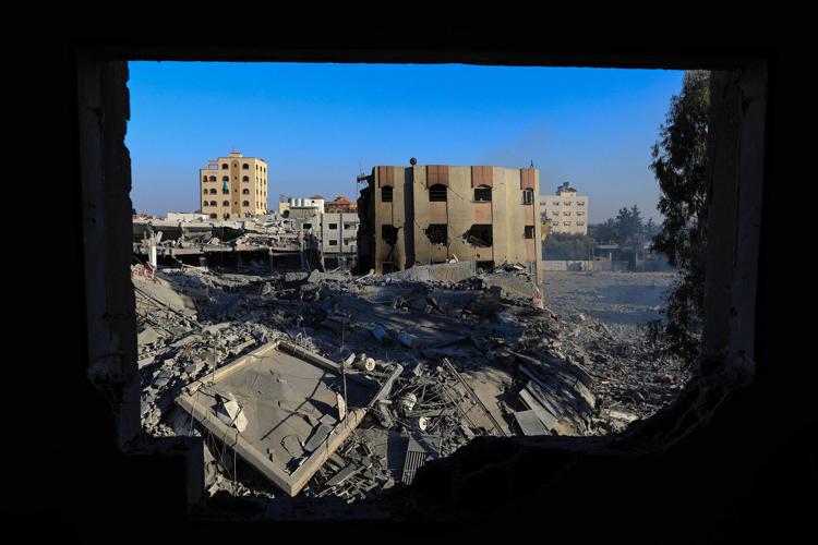 Macerie nel quartiere di al Zahra a Gaza dopo il bombardamento israeliano - Fotogramma /Ipa
