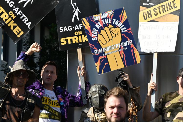 I membri della Sag-Aftra e i loro sostenitori picchettano durante lo sciopero contro gli studios di Hollywood - (Afp)