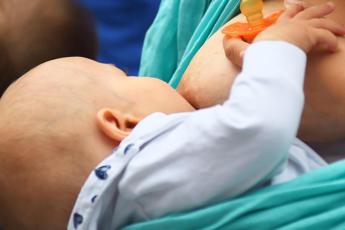 Inquinanti nel latte materno, la scoperta di uno studio italiano