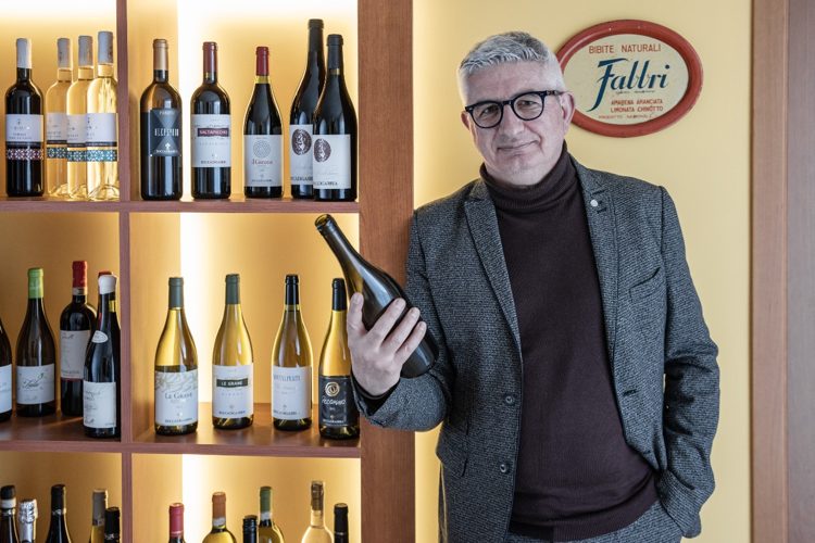 Nella foto: Fabrizio Marchionni con in mano una bottiglia da “vestire”