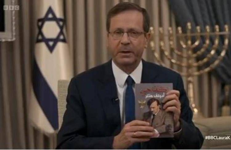 Il presidente israeliano Herzog con la copia del Mein Kampf alla Bbc - Bbc