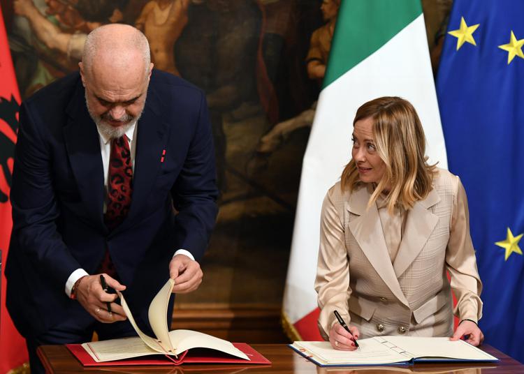 La firma dell'accordo Italia-Albania (Fotogramma)