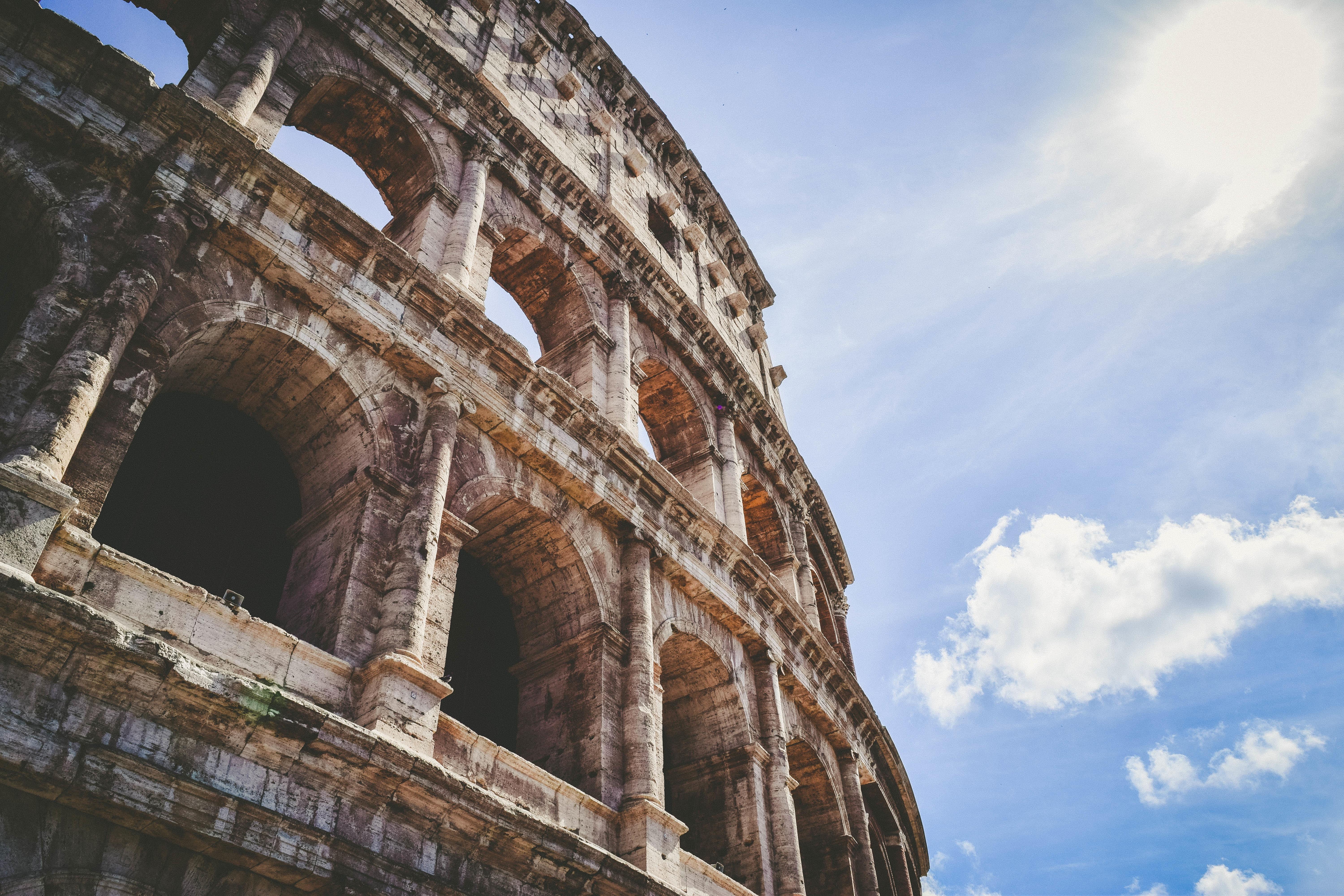 Incide iniziali sul Colosseo - turista ucraino denunciato e sanzionato