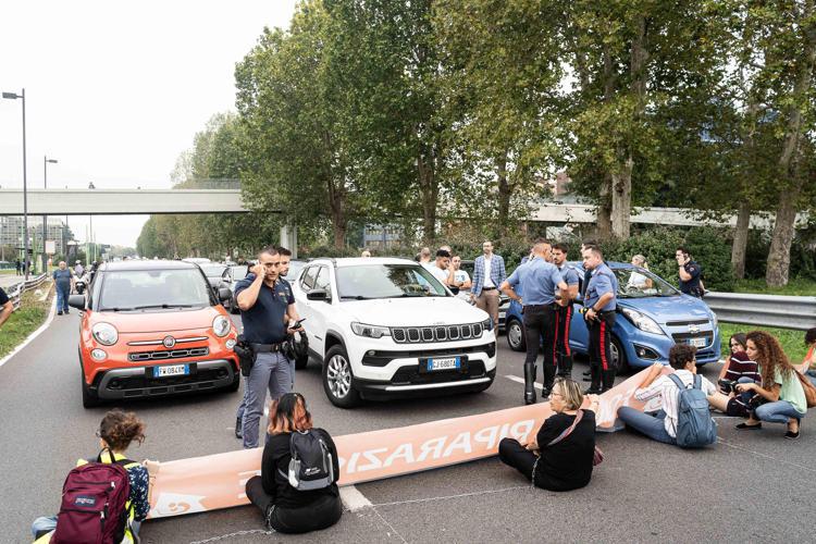 Protesta di Ultima Generazione in Viale Fulvio Testi a Milano (Fotogramma)