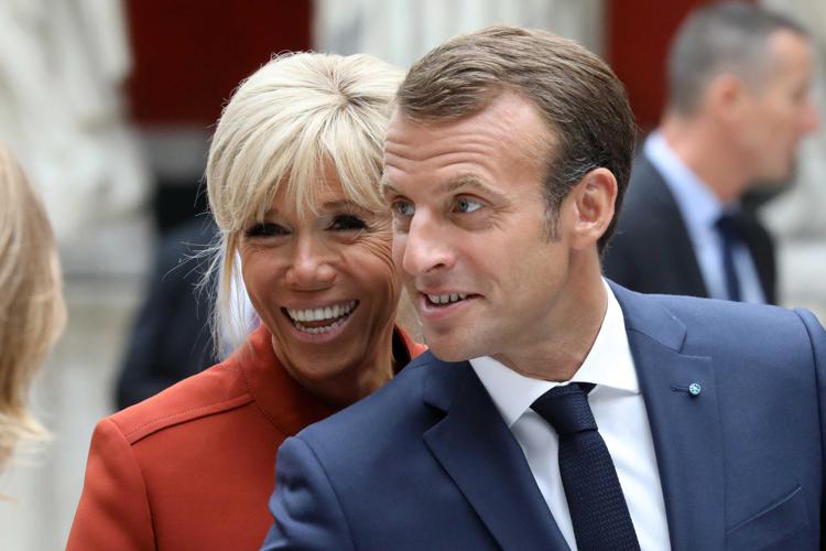 Emmanuel Macron con la moglie Brigitte - (Afp)