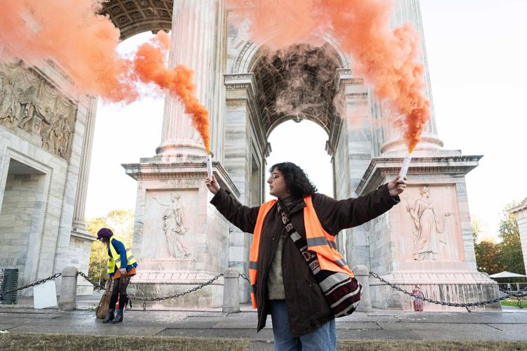 Il blitz di Ultima generazione all'Arco della pace -  Fotogramma