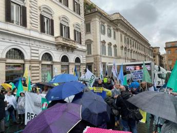 Sciopero medici, dottori al sit in di Roma: “In pensione prima del coccolone”