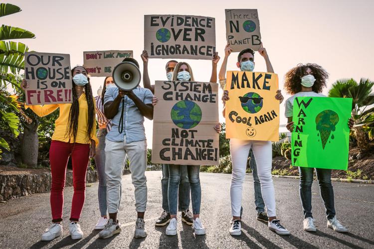 giovani protestano per il clima - Canva